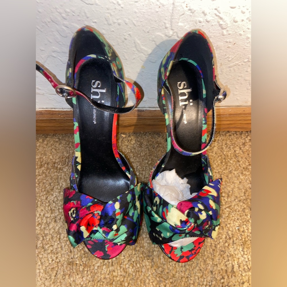 Selling these very cute flower high heels with a bow in front.